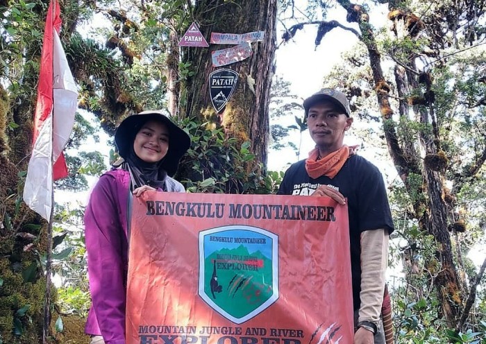 Pendaki Perempuan Termuda Kibarkan Merah Putih di Gunung Patah